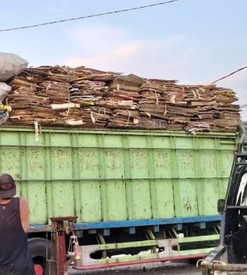 Pengepul Kardus Bekas Pak Peri